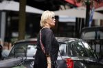 Amsterdam 19 juli 2021
Sheila de Vries koopt bloemen in amsterdam zuid