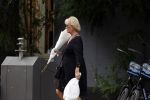 Amsterdam 19 juli 2021
Sheila de Vries koopt bloemen in amsterdam zuid
