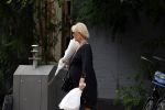 Amsterdam 19 juli 2021
Sheila de Vries koopt bloemen in amsterdam zuid