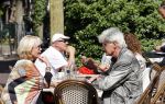 Amsterdam 23 juli 2021
Ad Visser en Sheila de Vries op terras samen in Amsterdam.