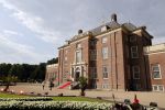Zeist 8 juli 2021
Bas Nijhuis vraagt zijn vriendin Chantal ten huwelijk. Chantal kwam met een helicopter naar slot Zeist gevlogen. Wolter Kroes zong ze toe.