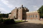 Zeist 8 juli 2021
Bas Nijhuis vraagt zijn vriendin Chantal ten huwelijk. Chantal kwam met een helicopter naar slot Zeist gevlogen. Wolter Kroes zong ze toe.