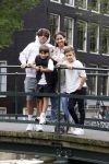 Amsterdam 6 juli 2021
Touriya Haoud met haar zoons in het centrum van Amsterdam.