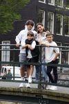 Amsterdam 6 juli 2021
Touriya Haoud met haar zoons in het centrum van Amsterdam.