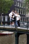 Amsterdam 6 juli 2021
Touriya Haoud met haar zoons in het centrum van Amsterdam.