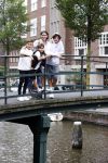 Amsterdam 6 juli 2021
Touriya Haoud met haar zoons in het centrum van Amsterdam.