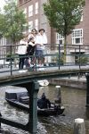 Amsterdam 6 juli 2021
Touriya Haoud met haar zoons in het centrum van Amsterdam.