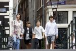 Amsterdam 6 juli 2021
Touriya Haoud met haar zoons in het centrum van Amsterdam.