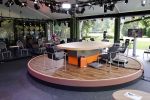 Zeist 8 juli 2021
Bas Nijhuis vraagt zijn vriendin Chantal ten huwelijk. Chantal kwam met een helicopter naar slot Zeist gevlogen. Wolter Kroes zong ze toe. Studio Veronica inside