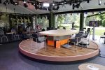 Zeist 8 juli 2021
Bas Nijhuis vraagt zijn vriendin Chantal ten huwelijk. Chantal kwam met een helicopter naar slot Zeist gevlogen. Wolter Kroes zong ze toe. Studio Veronica inside