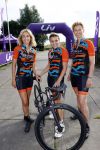 Zevenhuizen 4 juli 2021
Leontien v Moorsel Wendy v Dijk en Anouk Smulders gaan met 500 vrouwen de Amstel Gold race rijden . Vandaag was er een training . Ook Michael Zijlaard en zijn broer Ron reden mee.