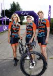 Zevenhuizen 4 juli 2021
Leontien v Moorsel Wendy v Dijk en Anouk Smulders gaan met 500 vrouwen de Amstel Gold race rijden . Vandaag was er een training . Ook Michael Zijlaard en zijn broer Ron reden mee.