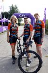 Zevenhuizen 4 juli 2021
Leontien v Moorsel Wendy v Dijk en Anouk Smulders gaan met 500 vrouwen de Amstel Gold race rijden . Vandaag was er een training . Ook Michael Zijlaard en zijn broer Ron reden mee.