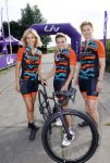 Zevenhuizen 4 juli 2021
Leontien v Moorsel Wendy v Dijk en Anouk Smulders gaan met 500 vrouwen de Amstel Gold race rijden . Vandaag was er een training . Ook Michael Zijlaard en zijn broer Ron reden mee.