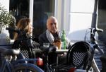 Weesp 15 maart 2022
Alfred v d Heuevl met Margreet Spijker op terras in het centrum van Weesp.