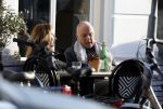 Weesp 15 maart 2022
Alfred v d Heuevl met Marleen Spijker  op terras in het centrum van Weesp.
