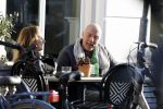 Weesp 15 maart 2022
Alfred v d Heuevl met Marleen Spijker  op terras in het centrum van Weesp.