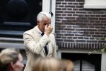Amsterdam 6 juli 2022
Precies 1 jaar geleden werd op deze plek Peter R de Vries neergeschoten. De redaktie en presentatoren van RTL Boulevard leggen een witte roos neer . OA aanwezig Georgette Schlick Peter v d Vorst Sven Sauve Marieke Elsinga Vivienne v d Assem Aran Bade Jeroen Kijk in de Vegte Arno Kantelberg Eveline Stallaart Clarice Stenger Leon de Ruyter Dries Roelvink en Tim Oliehoek .
