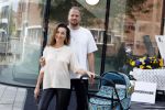 Amsterdam 14 juni 2022
Ontbijt georganisserd door Linda.nl en Victoria Koblenko met haar man Evgeniy Levchenko. Er is een aktie #bloemenvoorOekraine in het leven geroepen. Birgit Schuurman met vriend Sander v Haarlem achter kinderwagen