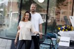 Amsterdam 14 juni 2022
Ontbijt georganisserd door Linda.nl en Victoria Koblenko met haar man Evgeniy Levchenko. Er is een aktie #bloemenvoorOekraine in het leven geroepen. Birgit Schuurman met vriend Sander v Haarlem achter kinderwagen