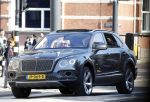 Amsterdam 4 juni 2022
Connie Witteman met haar partner Henk de Vries in zijn Bentley Bentega in Amsterdam zuid