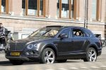 Amsterdam 4 juni 2022
Connie Witteman met haar partner Henk de Vries in zijn Bentley Bentega in Amsterdam zuid