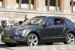 Amsterdam 4 juni 2022
Connie Witteman met haar partner Henk de Vries in zijn Bentley Bentega in Amsterdam zuid