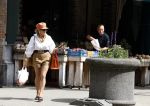Amsterdam 5 juli 2022
Connie Witteman komt haar eigen hond tegen op de corneliss chuytstraat  die door uitlaatservice uitgelaten wordt