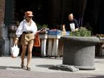 Amsterdam 5 juli 2022
Connie Witteman komt haar eigen hond tegen op de corneliss chuytstraat  die door uitlaatservice uitgelaten wordt