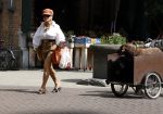 Amsterdam 5 juli 2022
Connie Witteman komt haar eigen hond tegen op de corneliss chuytstraat  die door uitlaatservice uitgelaten wordt