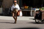 Amsterdam 5 juli 2022
Connie Witteman komt haar eigen hond tegen op de corneliss chuytstraat  die door uitlaatservice uitgelaten wordt