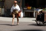 Amsterdam 5 juli 2022
Connie Witteman komt haar eigen hond tegen op de corneliss chuytstraat  die door uitlaatservice uitgelaten wordt