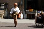 Amsterdam 5 juli 2022
Connie Witteman komt haar eigen hond tegen op de corneliss chuytstraat  die door uitlaatservice uitgelaten wordt