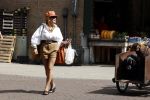 Amsterdam 5 juli 2022
Connie Witteman komt haar eigen hond tegen op de corneliss chuytstraat  die door uitlaatservice uitgelaten wordt