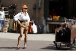 Amsterdam 5 juli 2022
Connie Witteman komt haar eigen hond tegen op de corneliss chuytstraat  die door uitlaatservice uitgelaten wordt