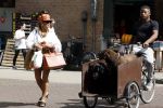 Amsterdam 5 juli 2022
Connie Witteman komt haar eigen hond tegen op de corneliss chuytstraat  die door uitlaatservice uitgelaten wordt