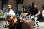 Amsterdam 5 juli 2022
Connie Witteman komt haar eigen hond tegen op de corneliss chuytstraat  die door uitlaatservice uitgelaten wordt
