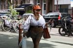 Amsterdam 5 juli 2022
Connie Witteman komt haar eigen hond tegen op de corneliss chuytstraat  die door uitlaatservice uitgelaten wordt