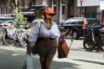 Amsterdam 5 juli 2022
Connie Witteman komt haar eigen hond tegen op de corneliss chuytstraat  die door uitlaatservice uitgelaten wordt