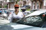 Amsterdam 5 juli 2022
Connie Witteman komt haar eigen hond tegen op de corneliss chuytstraat  die door uitlaatservice uitgelaten wordt