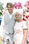 Oosterblokker 18 juni 2022
Irene Schouten en Dirkjan Mak trouwen in de tuin bij de ouders van Dirkjan . Dirkjan met zijn vader en moeder