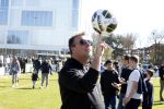 Utrecht 27 maart 2022
Bij voetbalclub DHSC in Utrecht wordt een dag georganiseerd waar geld opgehaald wordt voor Ukraine. Edward v Cuilenborg met videocamera