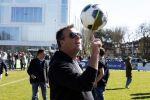 Utrecht 27 maart 2022
Bij voetbalclub DHSC in Utrecht wordt een dag georganiseerd waar geld opgehaald wordt voor Ukraine. Edward v Cuilenborg met videocamera