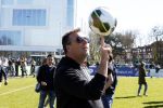 Utrecht 27 maart 2022
Bij voetbalclub DHSC in Utrecht wordt een dag georganiseerd waar geld opgehaald wordt voor Ukraine. Edward v Cuilenborg met videocamera