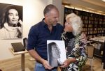 Hilversum 28 maart 2022
Presentatie boek en munt van Bibian Mentel. Haar man Edwin Spee kwam met zijn vriendin Mandy. Edwin Spee met de moeder van Bibian