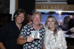 Volendam 30 juni 2022
CD presentatie bij Lotje van Edwin v Hoevelaak en zijn vriendin Natasja Poels . jan Keizer reikte de eerste cd uit.