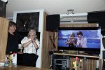 Volendam 30 juni 2022
CD presentatie bij Lotje van Edwin v Hoevelaak en zijn vriendin Natasja Poels . jan Keizer reikte de eerste cd uit.