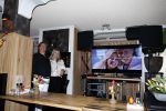 Volendam 30 juni 2022
CD presentatie bij Lotje van Edwin v Hoevelaak en zijn vriendin Natasja Poels . jan Keizer reikte de eerste cd uit.