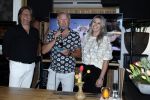 Volendam 30 juni 2022
CD presentatie bij Lotje van Edwin v Hoevelaak en zijn vriendin Natasja Poels . jan Keizer reikte de eerste cd uit.