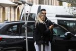 Amsterdam 30 maart 2022
Eran Zahavi en zijnn vrouw  Shay Zahavi aan het wineklen in Amsterdam zuid